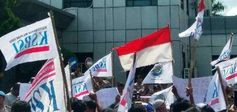 Seribuan Buruh Riau Tuntut Kenaikan Upah 16 Persen